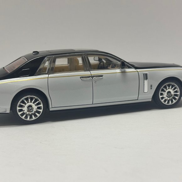 1:24 Rolls-Royce Phantom Metal Diecast BLACK WHITE WITH LEDS Roll-Back - Picture 5 of 14